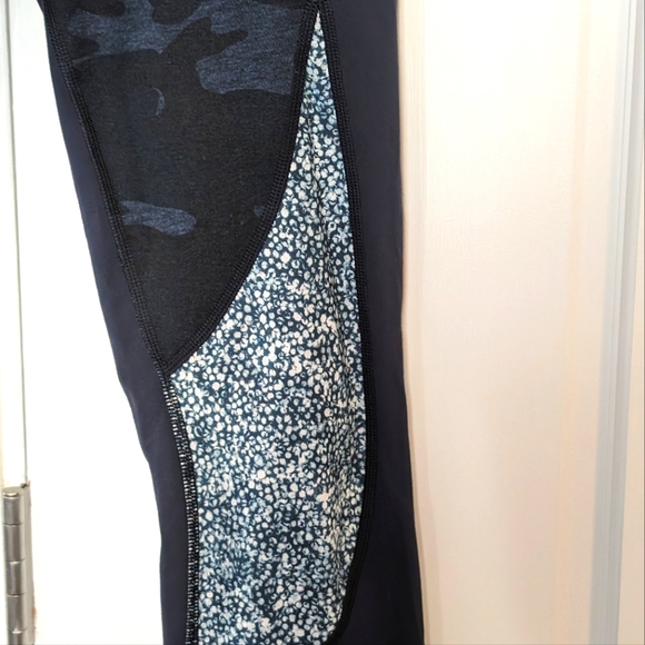 EUC Lululemon Wunder Under Crop Full-On Luon Heathered Camo Pebble Blue | Size 6 - Picture 4 of 9